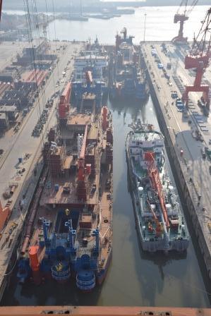江蘇海新重工熱烈慶祝4艘船舶同日下水、出塢