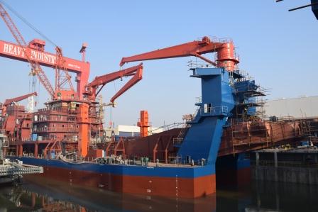 江蘇海新重工熱烈慶祝4艘船舶同日下水、出塢